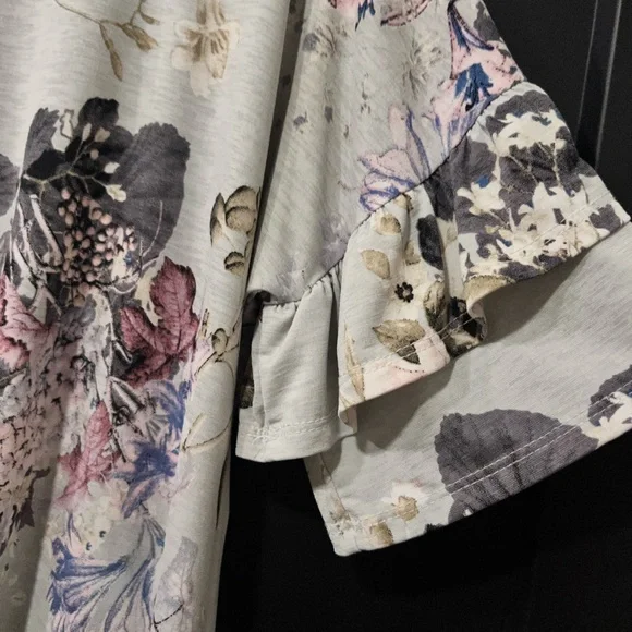 Flowy floral top, size large - Picture 2 of 2